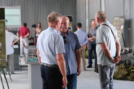 PALUBNÁ LETECKÁ VÝZBROJ A VÝSTROJ 20. STOROČIA - foto 5