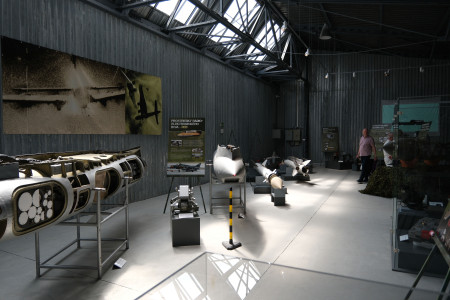 PALUBNÁ LETECKÁ VÝZBROJ A VÝSTROJ 20. STOROČIA - foto 11