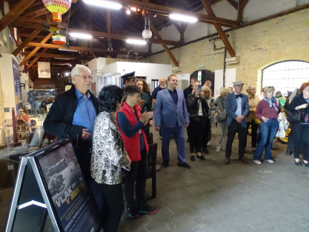 VLAK V MESTE - foto 3