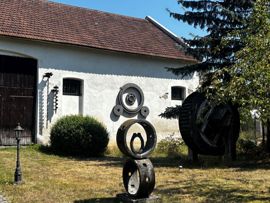 dvor rodneho domu prezidenta Schustera v Medzeve.JPG (278 KB)