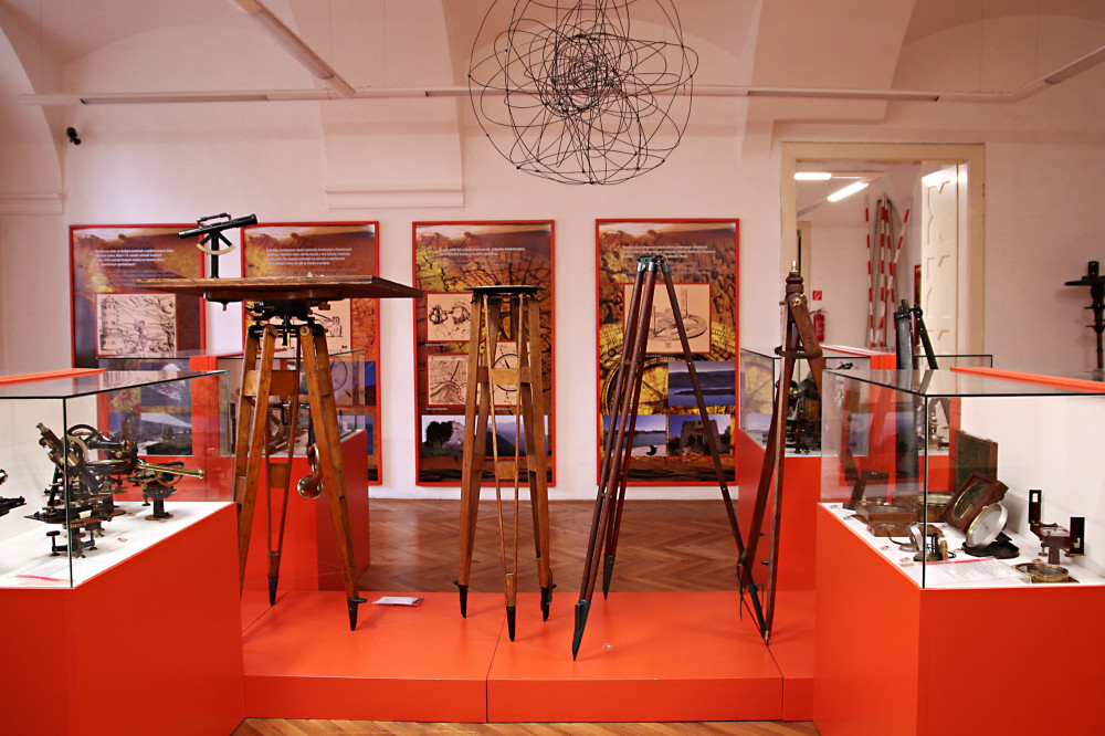 Expozícia geodézie a kartografie s historickými meracími prístrojmi