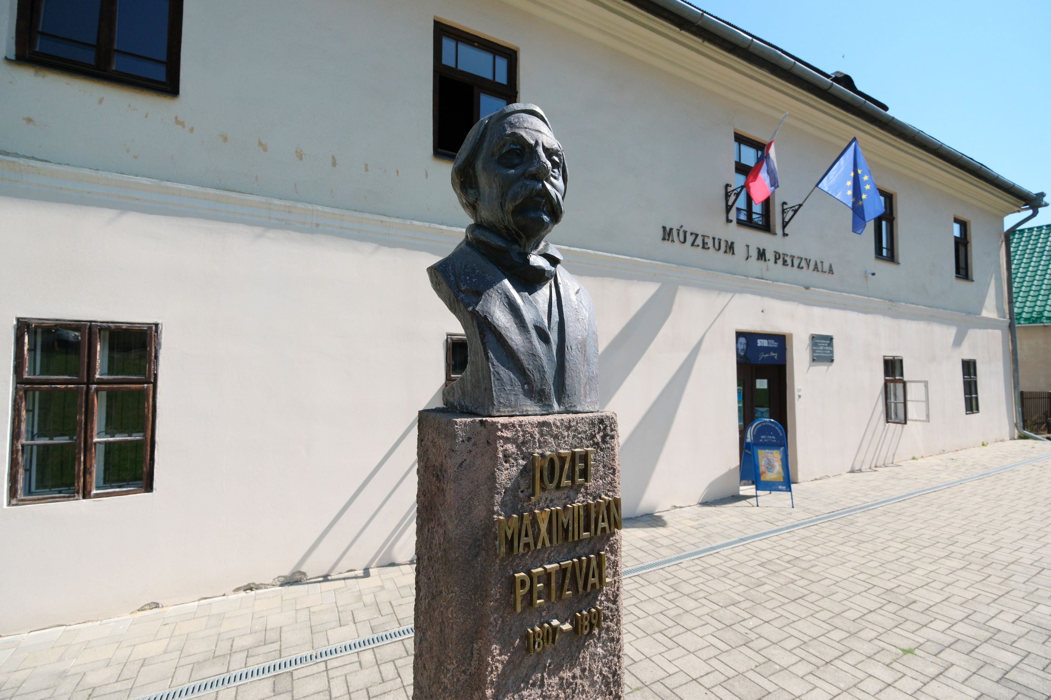 Busta petzvala pred muzeom Petzvala.JPG (794 KB)