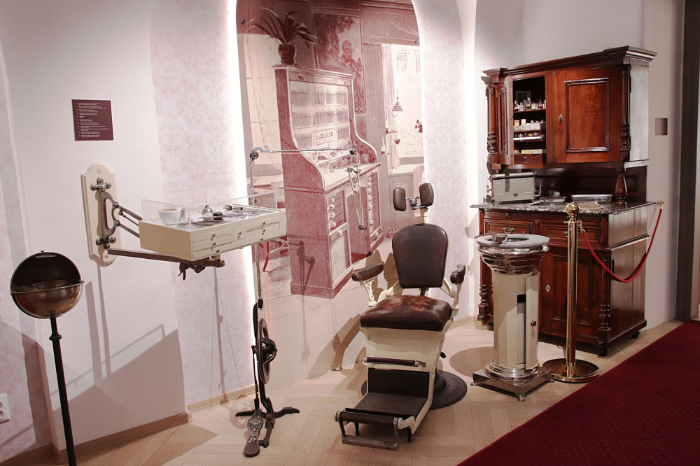 Expozícia Elektrovek s historickými rádiami a televízormi.