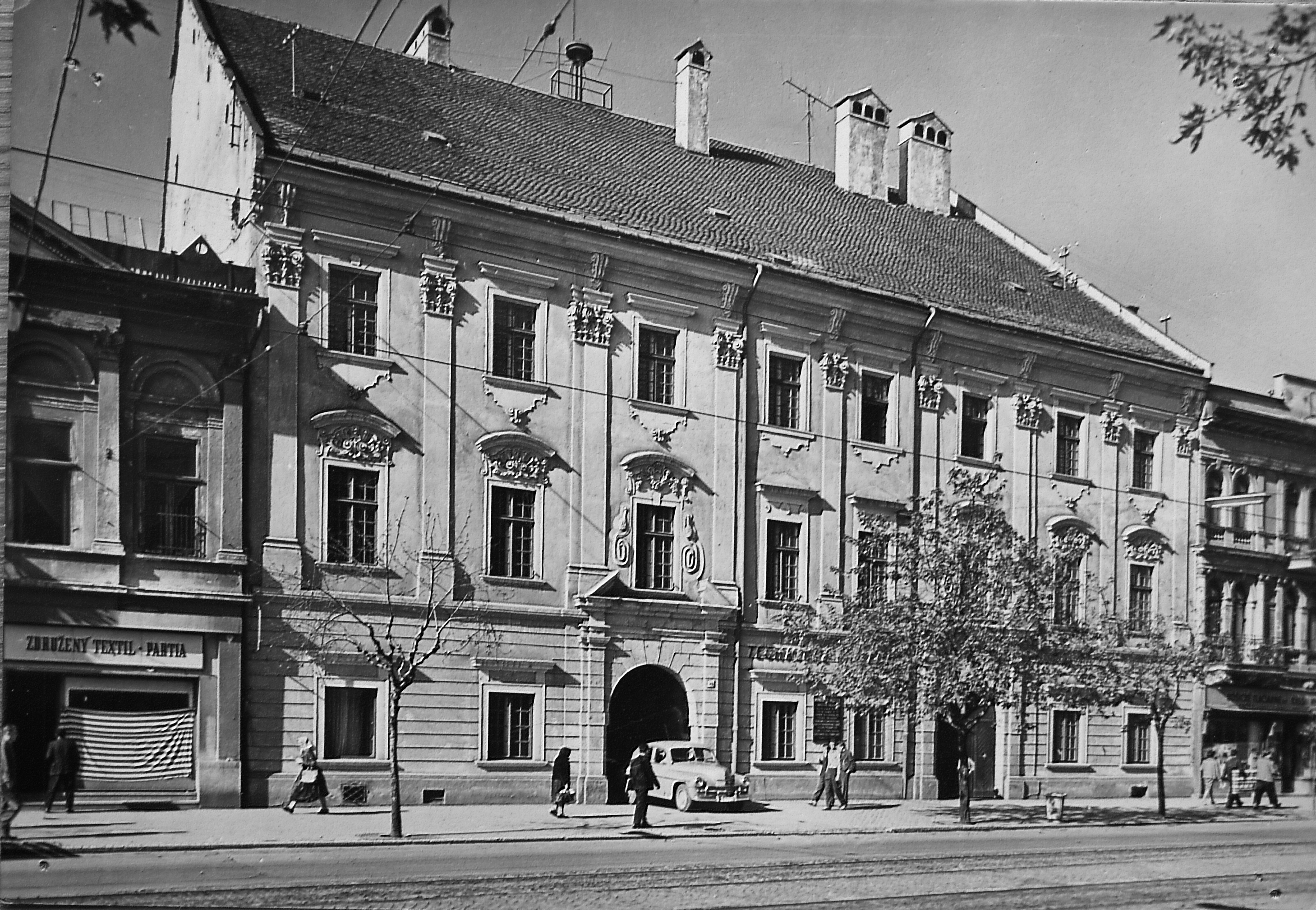 pohľad na budovu technického múzea na hlavnej ulici v košiciach