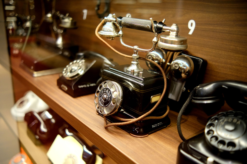 telefóny v expozícii elektrovek