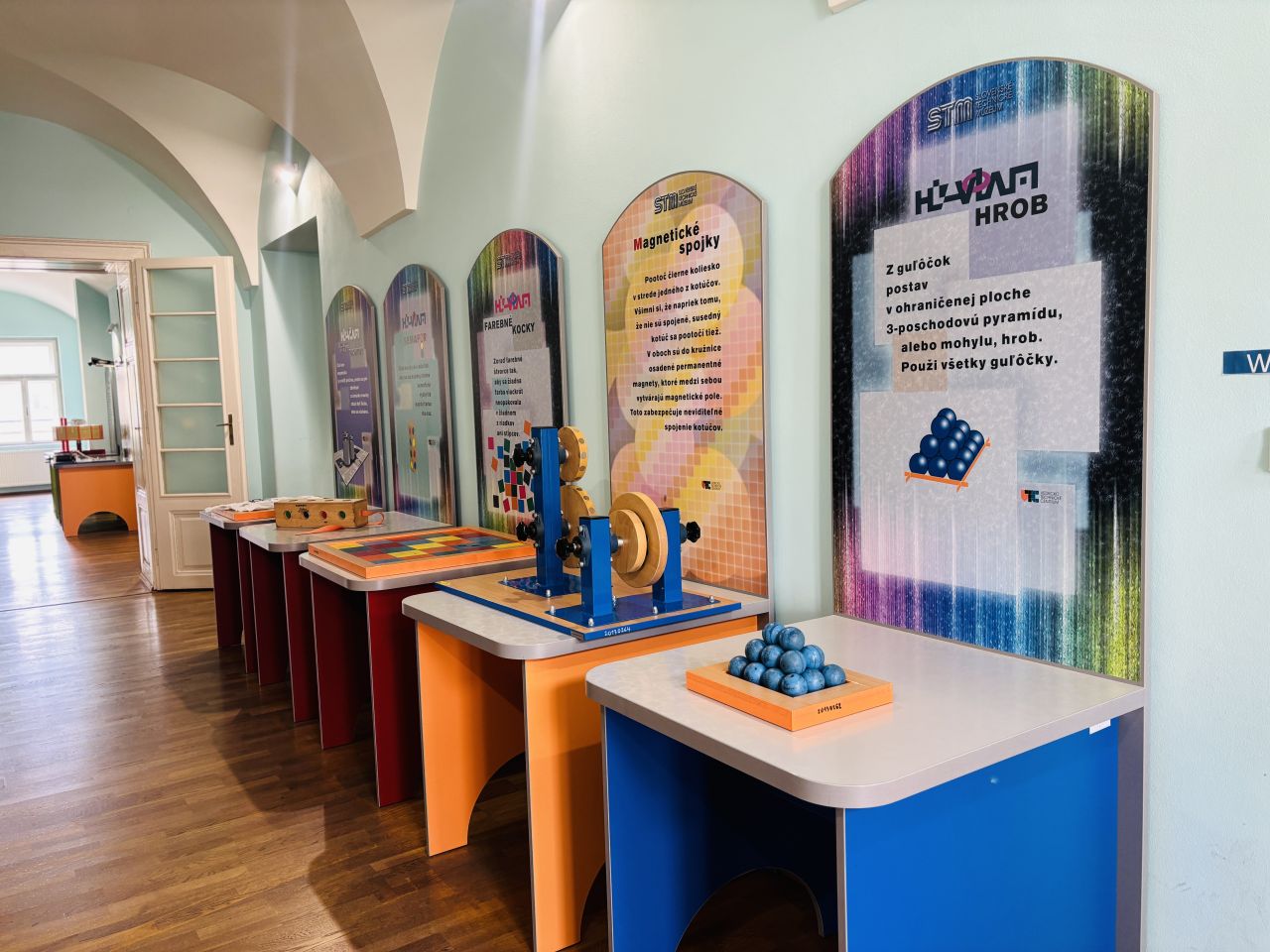 na obrazku sa nachadzaju vedecke hracky vo vedecko-technickom centre