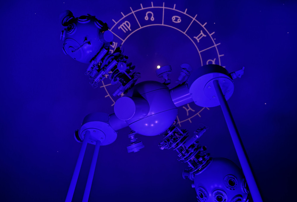 planetarium carl zeiss jena a ukážka ekliptikálnych súhvezdí na kupole planetária